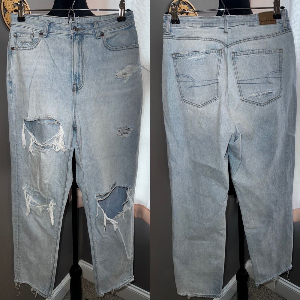 American Eagle Outfitters Light Wash Distressed Mom Jeans